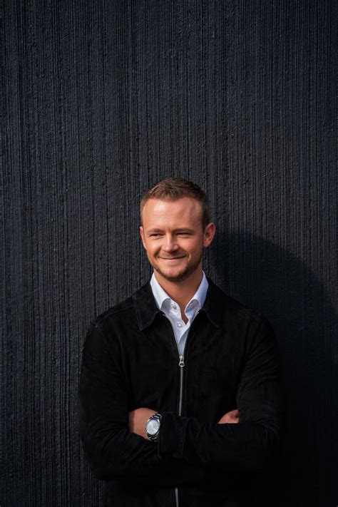 Simon kjaer (r) kümmert sich um die heraneilende freundin von christian eriksen. Hedi Grager - Journalistin/Bloggerin | Frederik Kjaer ...