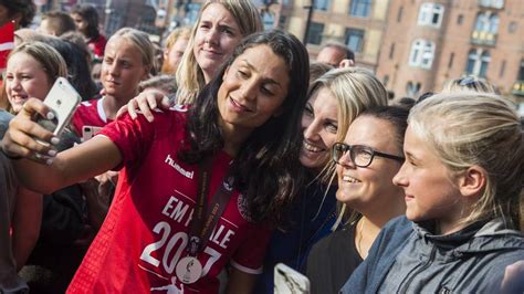 Medrivende beskrivelse af nadia nadims liv fra overklassebarn af en afghansk general over flugt og asylcenter i nordjylland til kåringen som årets dansker 2017. Skuffet over hård kritik: Nadia Nadim aner ikke, hvad hun ...