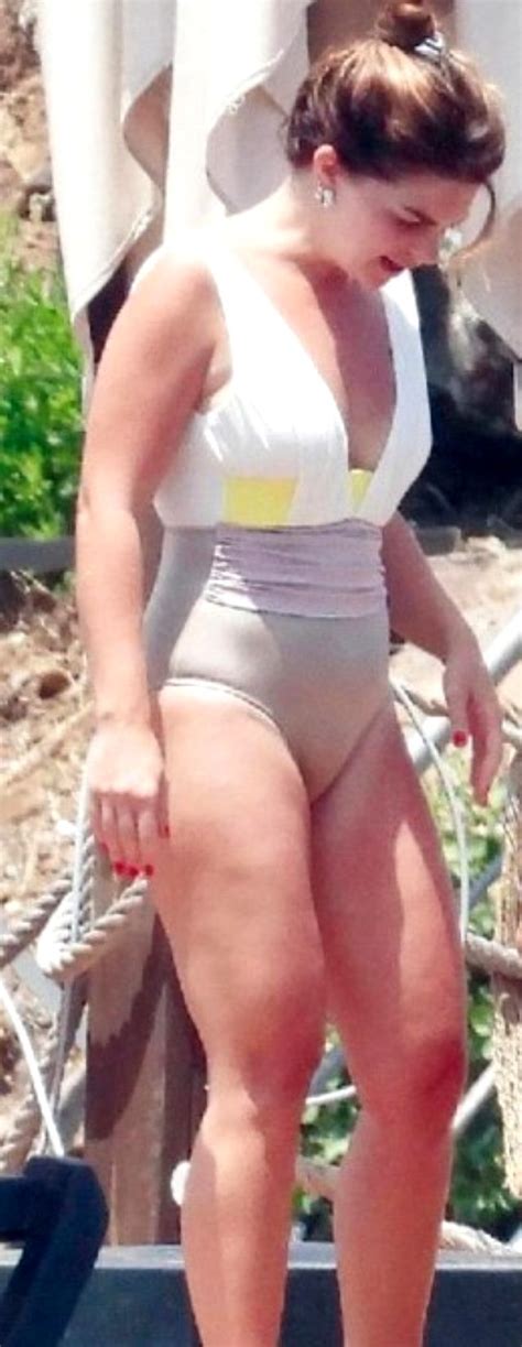 Kilolu olduğu için eleştirilen Pelin Karahan bikinili pozuyla karın