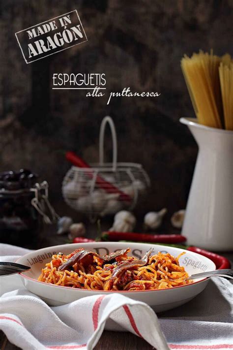 Espaguetis Alla Puttanesca Con Las Zarpas En La Masa