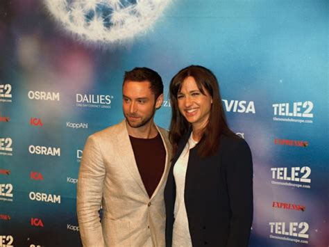 Måns zelmerlöw & petra mede — love love peace peace (live interval act at the grand final esc 2016) 02:26. Press conference with the host Måns Zelmerlöw and hostess ...