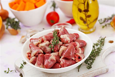 Gli oculati consumatori odierni ricercano cibi che facciano risparmiare, ma che siano anche buoni e gustosi, fatti con ingredienti naturali e locali. Come preparare il miglior cibo per gatti fatto in casa ...