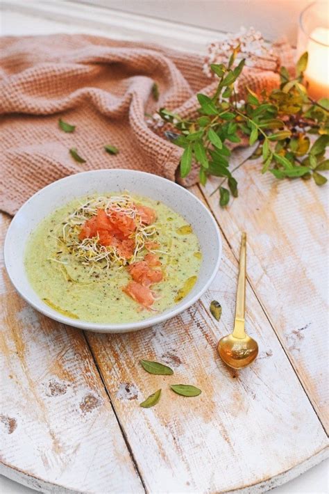 Broccoli courgette soep met gerookte zalm snippers
