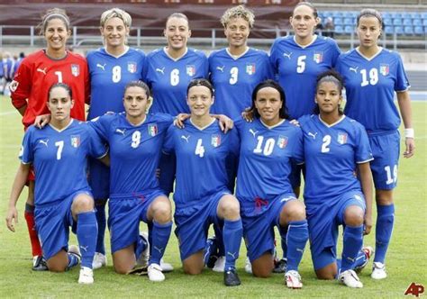 Comprende l'organigramma, storia, arbitri, regolamento, link, squadre nazionali e campionati. Il calcio si tinge di rosa, ecco la bella Nazionale ...