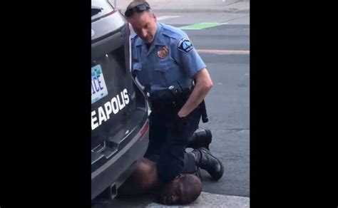 VidÉos Des Policiers Tuent Un Homme Noir En Pleine Rue Les États Unis