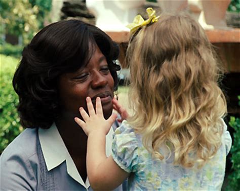 Dans la petite ville de jackson, mississippi, durant les années 60, trois femmes que tout devait opposer vont nouer une incroyable amitié. Trailer du film La Couleur des sentiments - La Couleur des ...