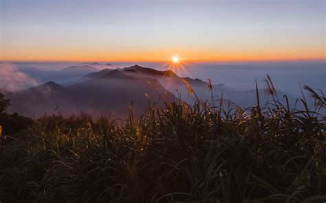 Download Wallpaper 3840x2400 Grass Mountains Fog Sunrise Landscape