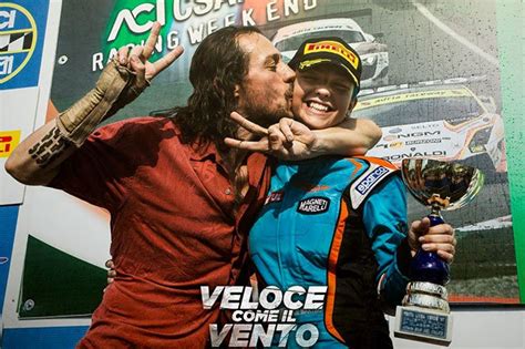 Veloce come il vento è prodotto da domenico procacci per fandango e rai cinema, distribuisce 01 dal 7 aprile, ispirato molto liberamente alla storia vera di carlo capone, pilota di rally pieno di talento ma segnato dalla vita, girato tra imola e matera, i circuiti di vallelunga e monza. Veloce come il vento - Recensione