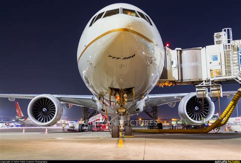 N2333u United Airlines Boeing 777 300er At Mumbai Chhatrapati