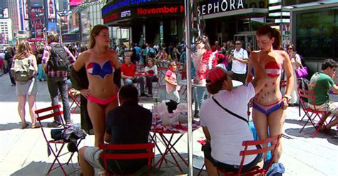 Mayor De Blasio Vows Crackdown On Topless Women In Times Square Cbs New York