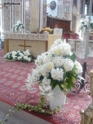 Piccoli fiori ricavati da collan perline e fantasia creativa. Addobbi floreali chiesa e cerimonia matrimonio | Fiori ...