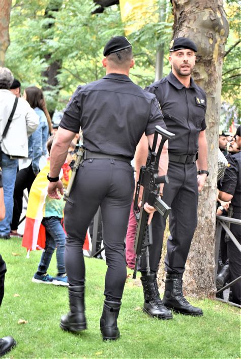Pin By Alexander Oliveros On Men In Uniform Men In Tight Pants Men In Uniform Hot Army Men