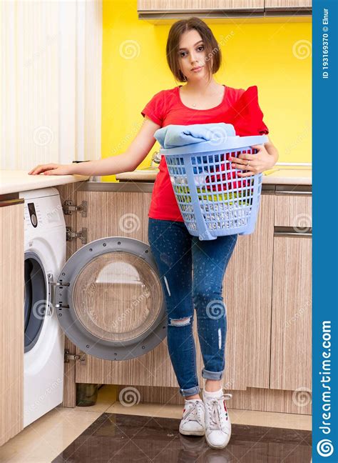 Mulher Lavando Roupa Em Casa Foto De Stock Imagem De Tarefa Lavar