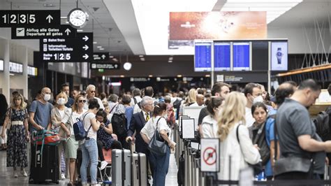 Warten Am Flughafen Zürich Wegen Panne Bei Automatischer Passkontrolle