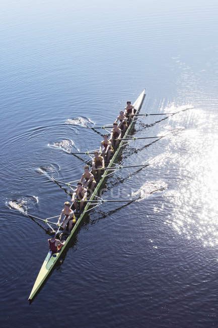 Rowing Team Rowing Scull On Lake — Coxed Rowing Nature Stock Photo