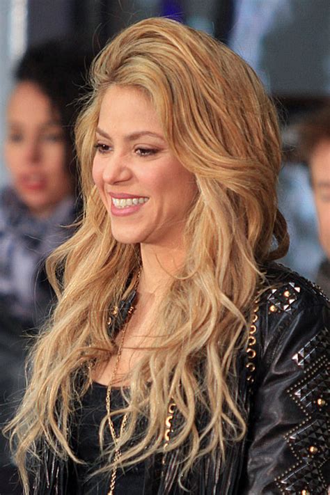 Shakira S Hairstyles Hair Colors Steal Her Style Page