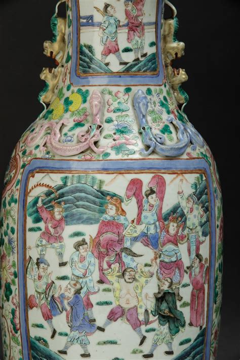 Coppia Di Vasi In Porcellana Famiglia Rosa Con Scene Di Vita Comune