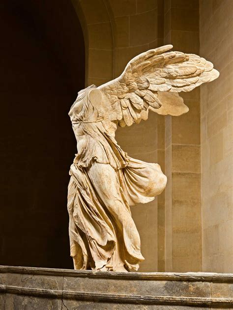 La Victoria De Samotracia Diosa Alada Del Louvre Icono De La Grecia Clásica Heritage En 2019