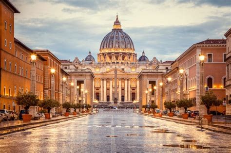 In tutta italia (e non solo) ci sono molti rituali magici e divinatori collegati con questa giornata, considerata speciale in svariate culture. La Basilica di San Pietro in Vaticano - GVT tours