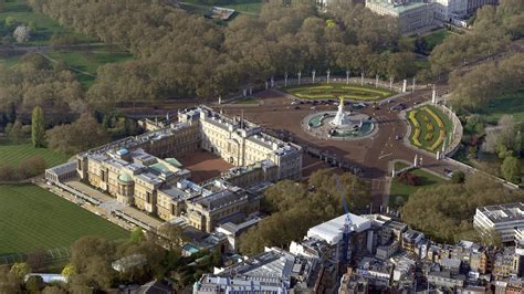 Intruder Arrested Inside Buckingham Palace Walls News The Times