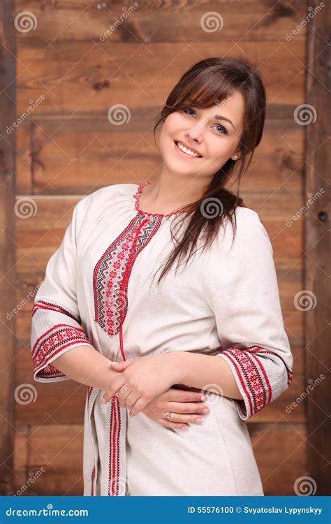 mulher ucraniana no traje tradicional foto de stock imagem de povos feriado 55576100