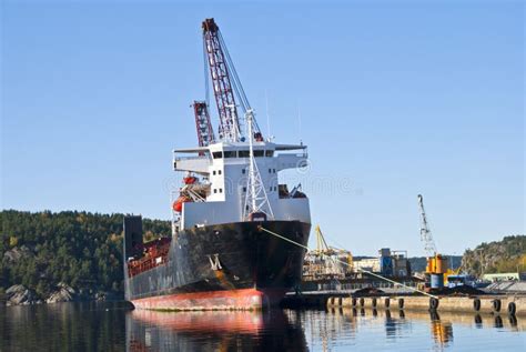 Cargo Ship Unloading Timber Stock Image Image Of Bulk Business 28442859