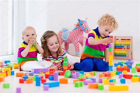 Kids Playing With Colorful Toy Blocks — Photographie Famveldman
