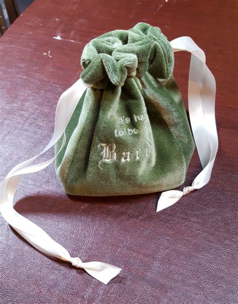 These instructions are provided so that even the most beginner sewer can make a dice bag they will love. Reversible Freestanding Dice Bag | The Lady Beekeeper