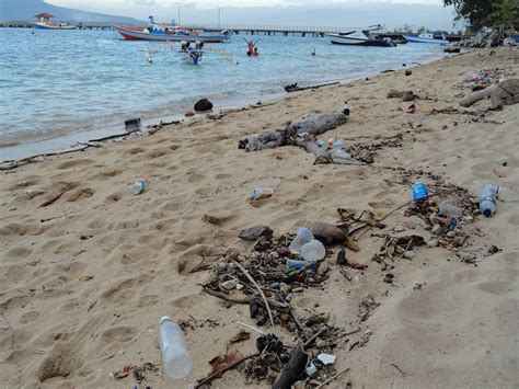 Garbage On Pantai Pangalisang Pulau Bunaken Sulawesi Flickr