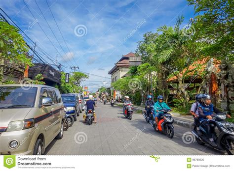 April 23, 2021 0 chocolate cream pie peanut butter : BALI, INDONESIA - 5 APRILE 2017: Motociclista Che Scende La Strada Nel Ubud, Bali Immagine ...