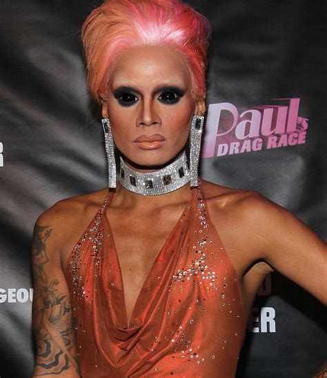 When so impeccably dressed and flawlessly painted, the person underneath. 15 Artistas que en realidad son hombres drag queens