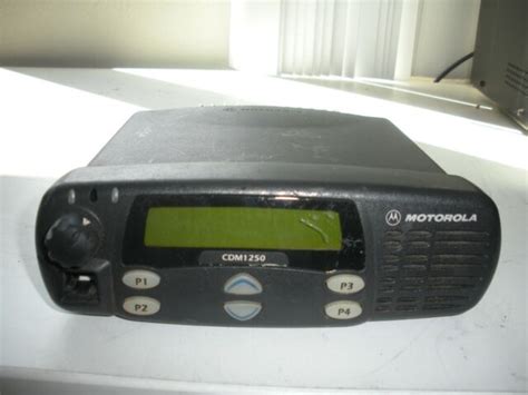 Motorola Cdm 1250 Mobile Uhf Radio 450 520 Mhz Aam25skd9pw2an For