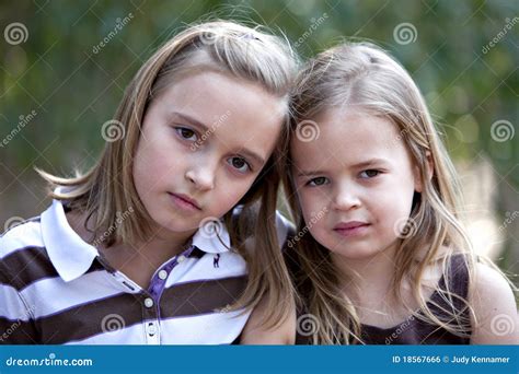 Belles Petites Filles Blondes à Lextérieur Photo Stock Image Du