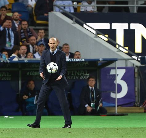 Mittlerweile will er dieses loft wieder loswerden, muss dabei aber mit einem. Zinédine Zidane: Vermögen & Gehalt bei Real Madrid 2021 ...