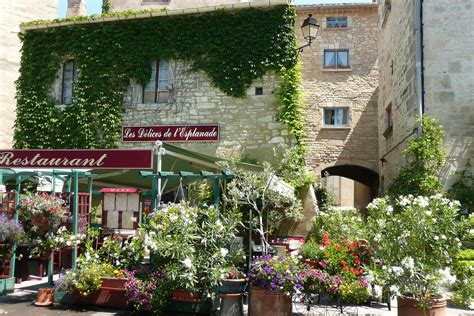 Restaurant bien fleuri à Barjac, Gard, Provence, France. Restaurant