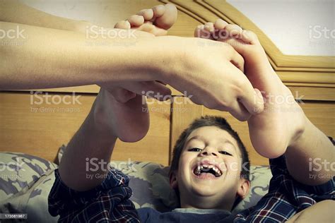 Tickled Feet 照片檔及更多 呵癢 照片 呵癢 男孩 赤腳的 Istock