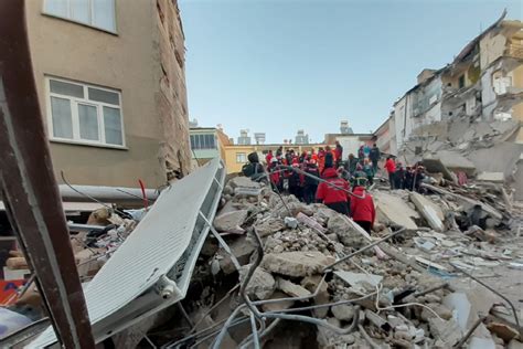 Pantauan kamera cctv, warga tetap tenang meski sedang diguncang gempa. Gempa berukuran 6.8 pada skala Richter landa Turki | Asia | Berita Harian