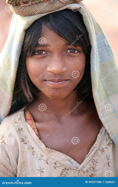 Verticale De Jeune Fille Indienne Photo éditorial Image du hindouisme
