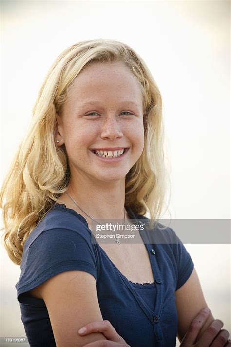 Tween Girl Portrait With A Big Smile Stockfoto Getty Images