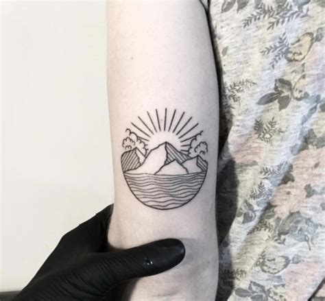 Tattoodo helps you connect to the artist. Minimalist Hand-Poked Tattoos That Look Like Simple Line ...