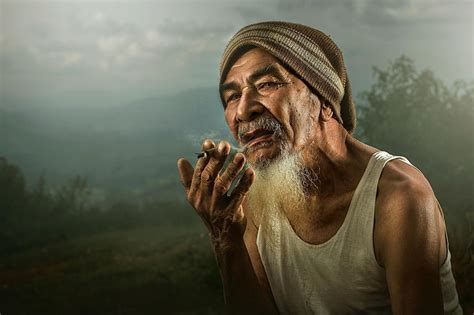 Gambar Keren Orang Tua Merokok Tochtye
