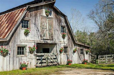 Pin By Cat On Barns Farmhouses And Porches Barn Pictures Tiny Barn