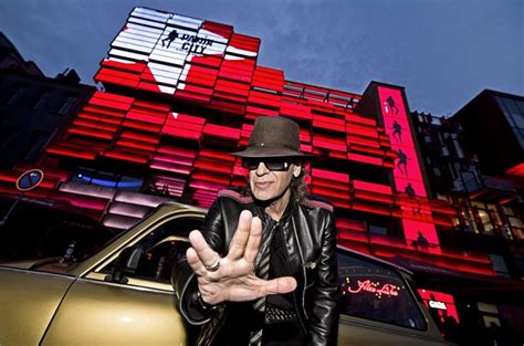 Zur mittagszeit darf man dann mal klopfen. Udo Lindenberg eröffnet „Panik City" auf der