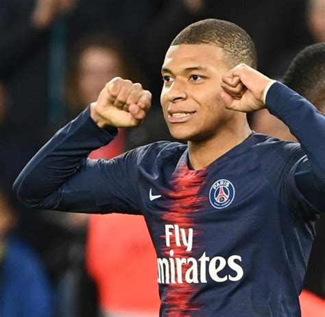 He plays the game like a veteran but you can still catch him goofing around on. Fußball: Frankreich: 22. PSG-Star Mbappe knackt ...