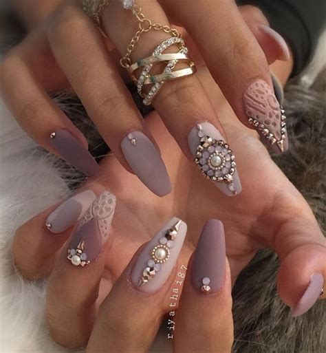 20 Beautiful Diamond Nail Designs To Try 2022 The Trend Spotter 19