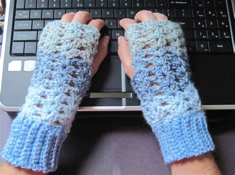 These gloves are ideal for the transition from fall into winter, too! Getting Hooked: Free Crochet pattern fingerless gloves