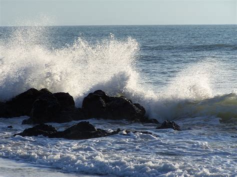 Bildet Strand hav kyst stein horisont shore surf surfing sprøyte terreng kropp av