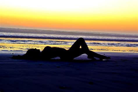 Thehaileydaily Adventurous Timeline Into Photography Beach Silhouette Beach Pictures