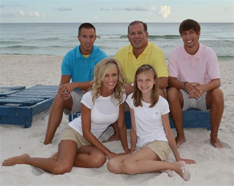 Family Beach Pic Like Colored Polos Beach Pictures Beach Photography Family Beach