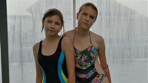Плаваем в бассейне с сестрой Первый раз Youtube